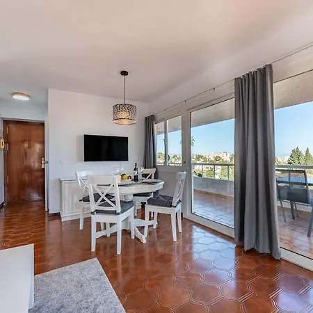 Sunny 2br Pool Terrace Seaview *